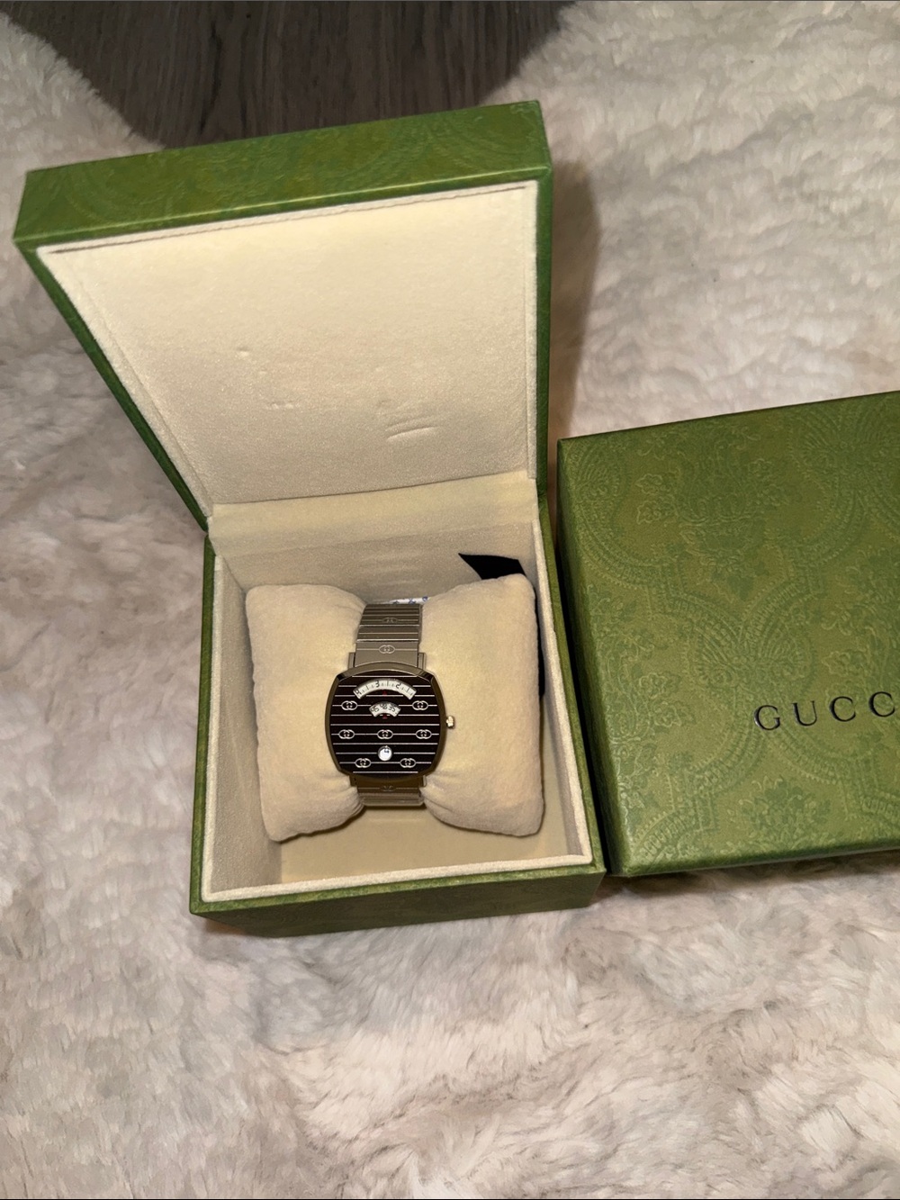 Gucci Black and Silver Striped Dial Bracelet Watch - Picture 7 of 7